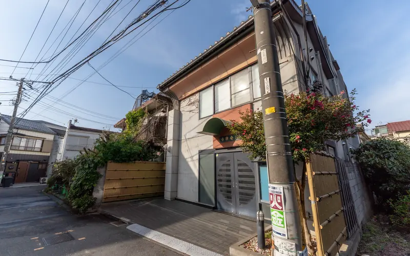 安楽寺の建物の外観(左手前から)