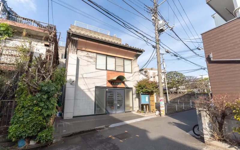 安楽寺の建物の外観(道路から遠景)