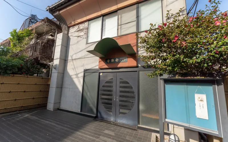 安楽寺の入口の扉と掲示板(寄り)