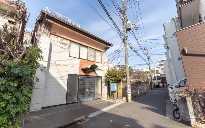 安楽寺の建物と前の細い道