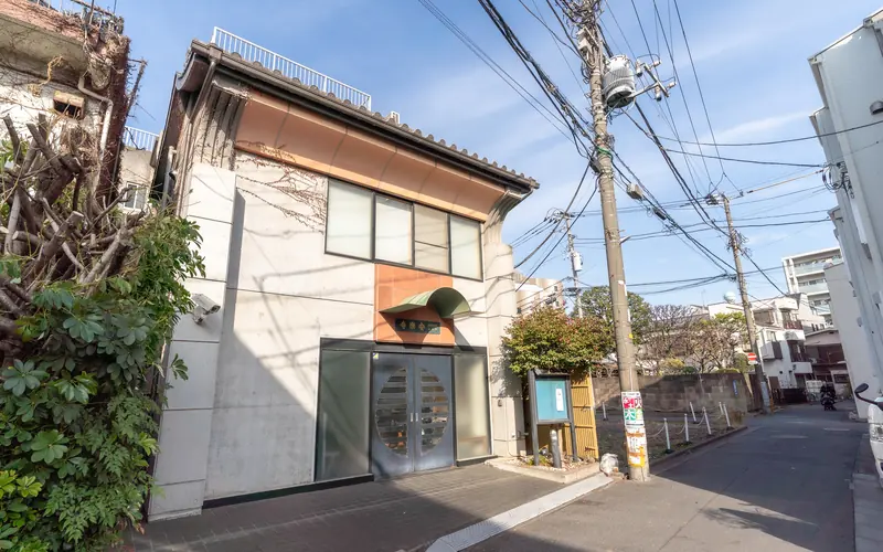 安楽寺の建物と前の細い道(別角度)