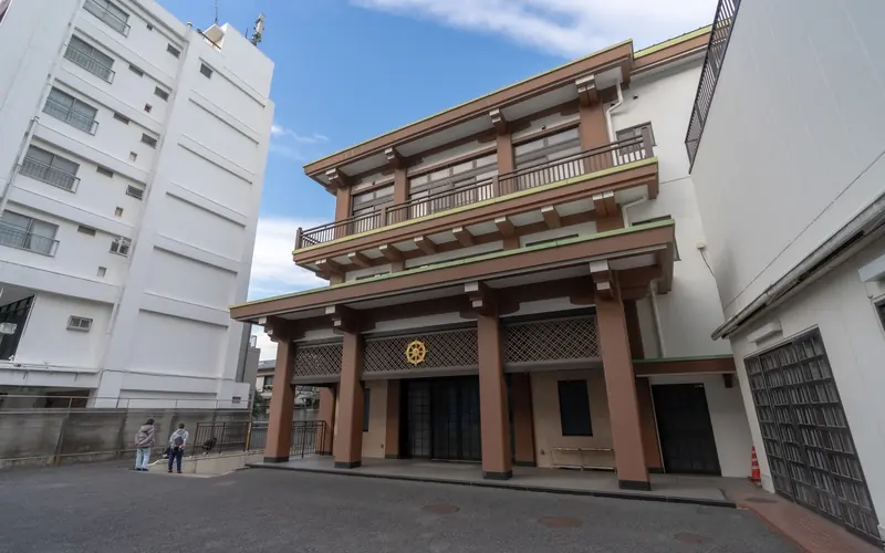 新井薬師寺 大悲殿の建物の外観（左から）