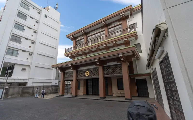 新井薬師寺 大悲殿の建物の外観（路地側）