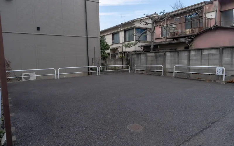 新井薬師寺 大悲殿の駐車場（空きスペース）