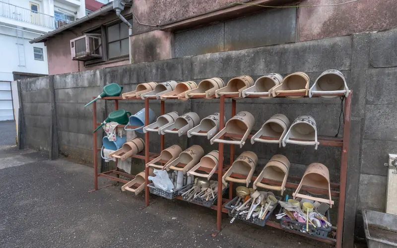 新井薬師寺 大悲殿の墓参用の桶置き場
