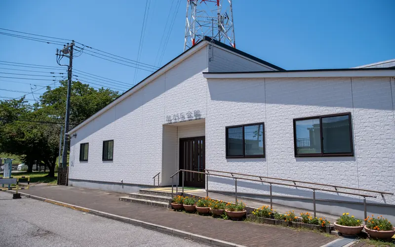 旭が丘会館の建物の外観（斜めから）