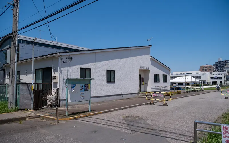 旭が丘会館の建物の外観（道路側から）