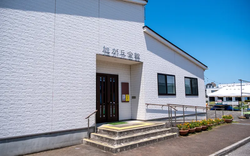 旭が丘会館の入口と階段