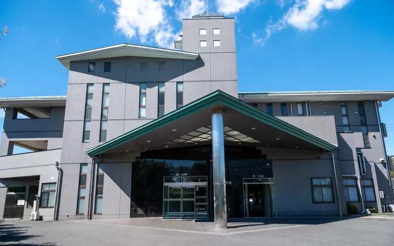 朝霞市斎場の建物の外観(正面)