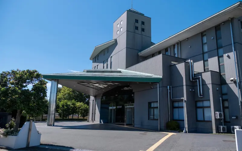 朝霞市斎場の玄関の車寄せ