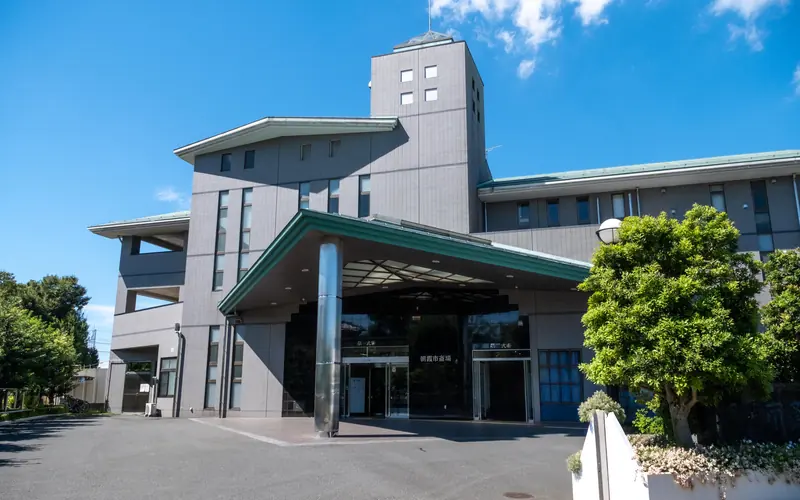 朝霞市斎場の玄関と車寄せ(正面)