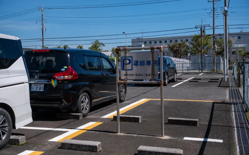 朝霞市斎場の導師専用の駐車区画
