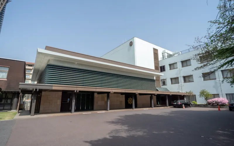 麻布山会館の会館の外観(駐車場側)