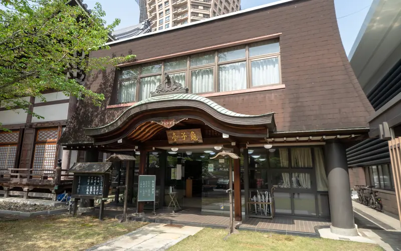 麻布山会館の玄関(近くから)