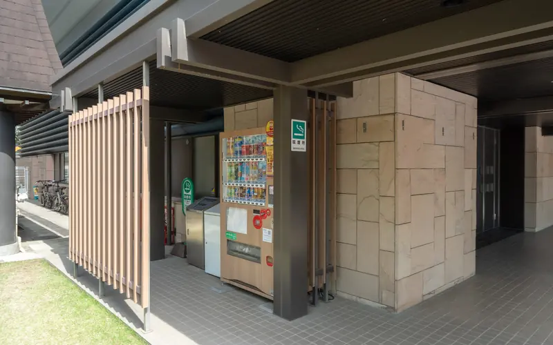 麻布山会館の喫煙所と自動販売機