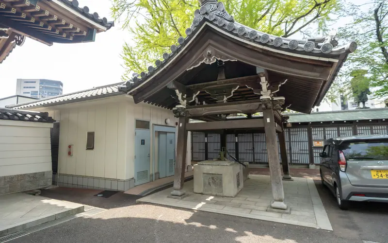 麻布山会館の境内の手水舎