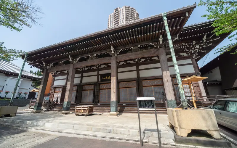 麻布山会館の本堂(斜めから)