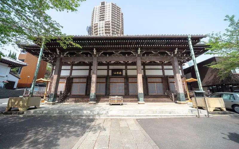 麻布山会館の本堂(正面から)