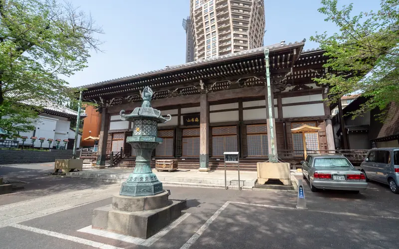 麻布山会館の本堂と灯籠