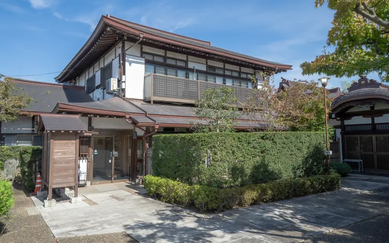 萬福寺会館の境内の和風の建物