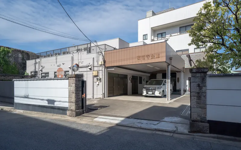 萬福寺会館の道路から見た会館