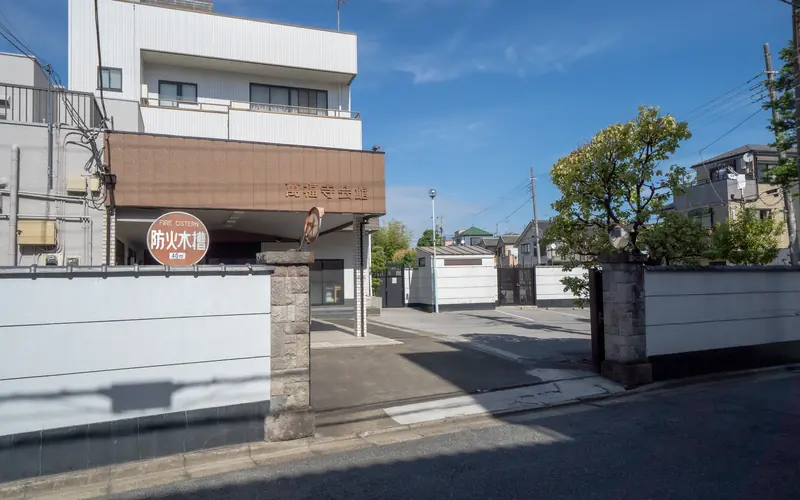 萬福寺会館の会館と周辺の道路