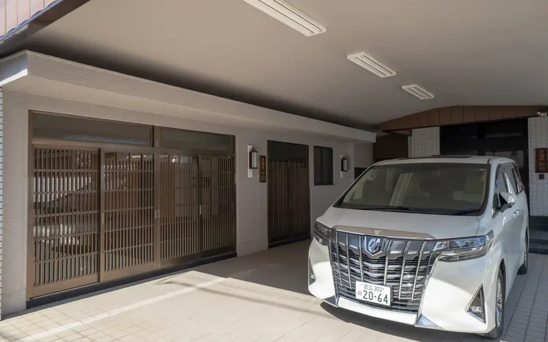 萬福寺会館の庇の下の入口