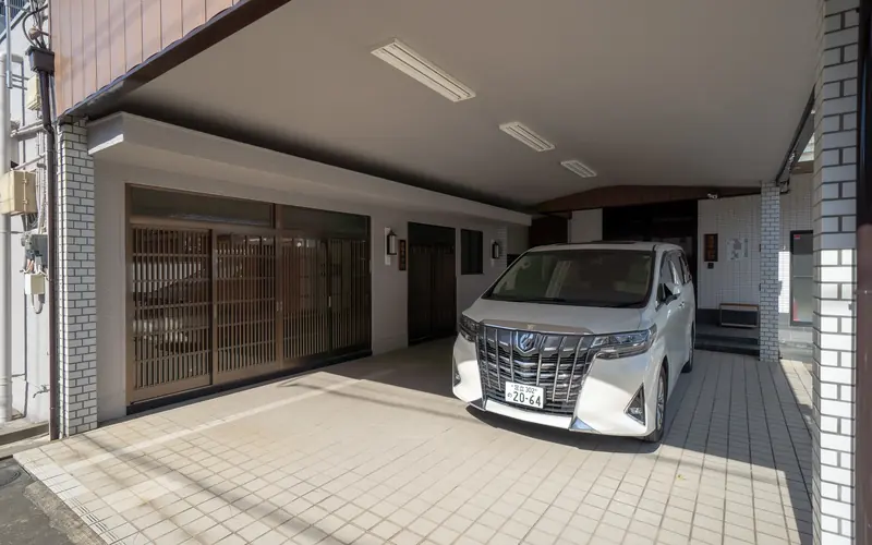 萬福寺会館の庇の下の入口