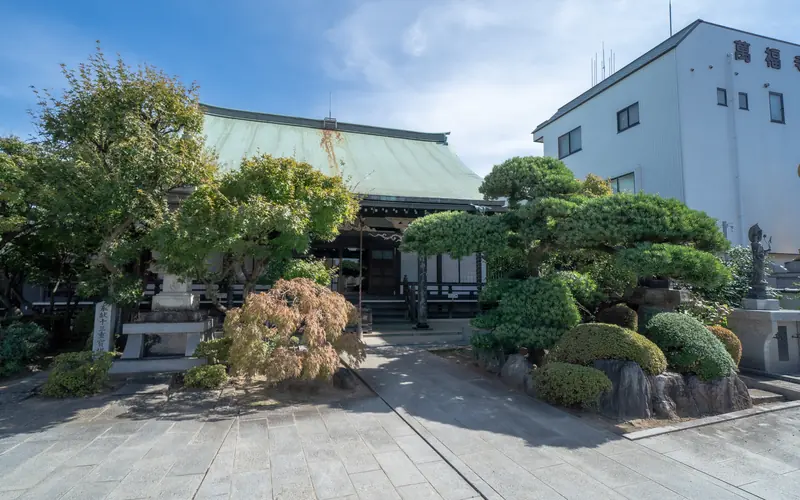 萬福寺会館の本堂と庭(斜めから)