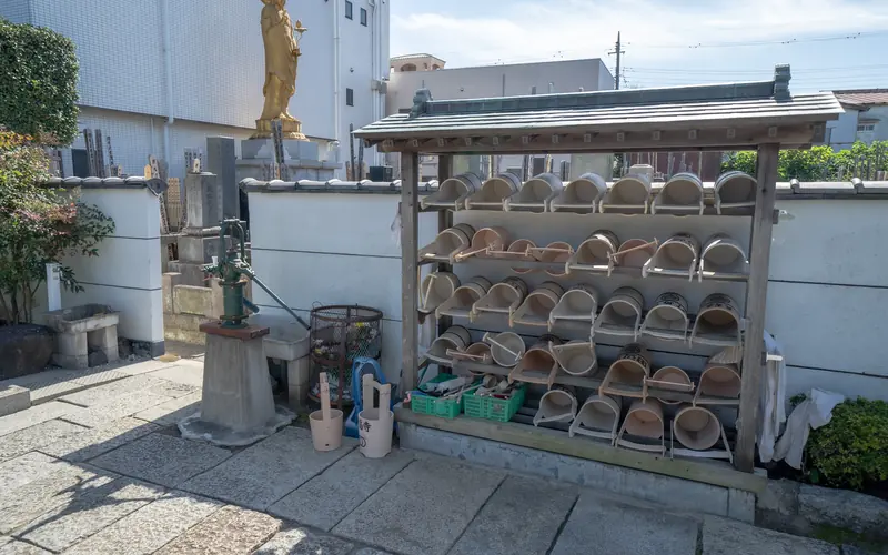 萬福寺会館の墓参用の桶置き場