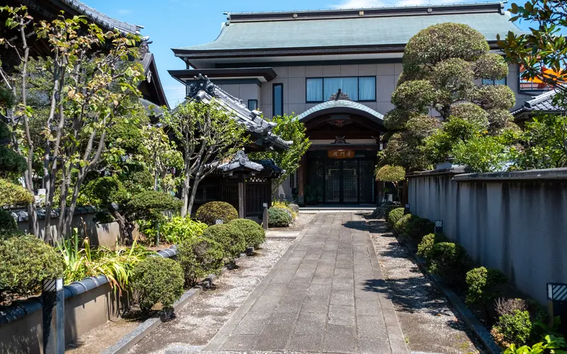 平等寺の会館の外観(参道から)