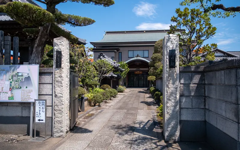 平等寺の参道と会館(案内図側)