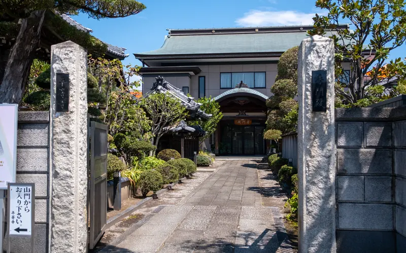 平等寺の参道と会館(門柱)