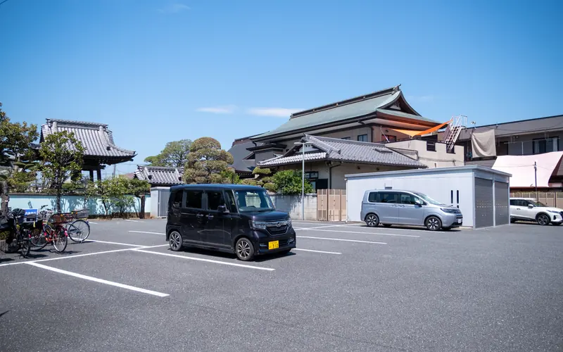 平等寺の駐車場(山門側)