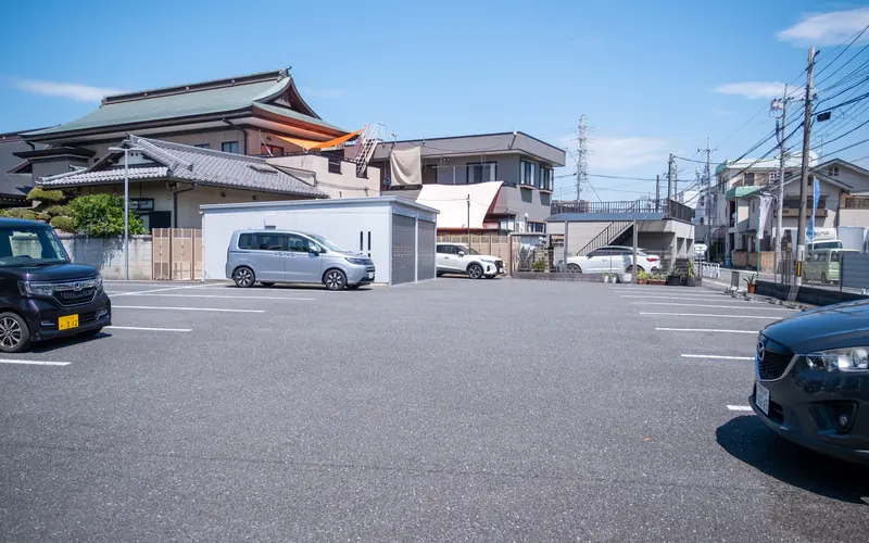 平等寺の駐車場(広場側)