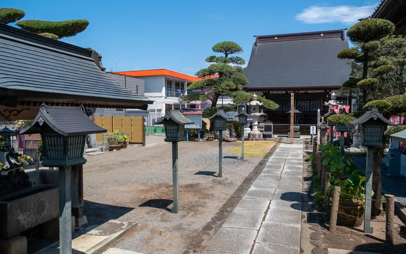 平等寺の境内の灯籠(左寄り)