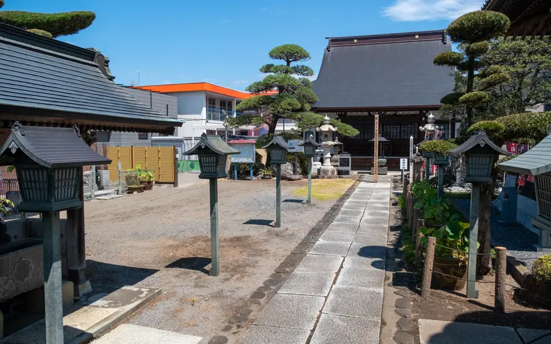 平等寺の境内の灯籠(右寄り)