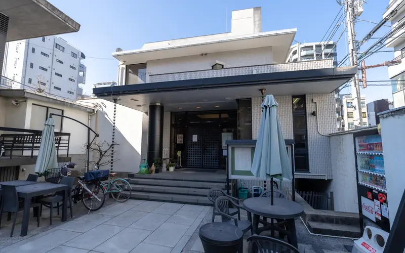 セレモニーホール浄念の入口と屋外席(正面)