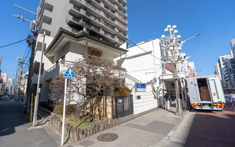 セレモニーホール妙蓮の建物と前の道路