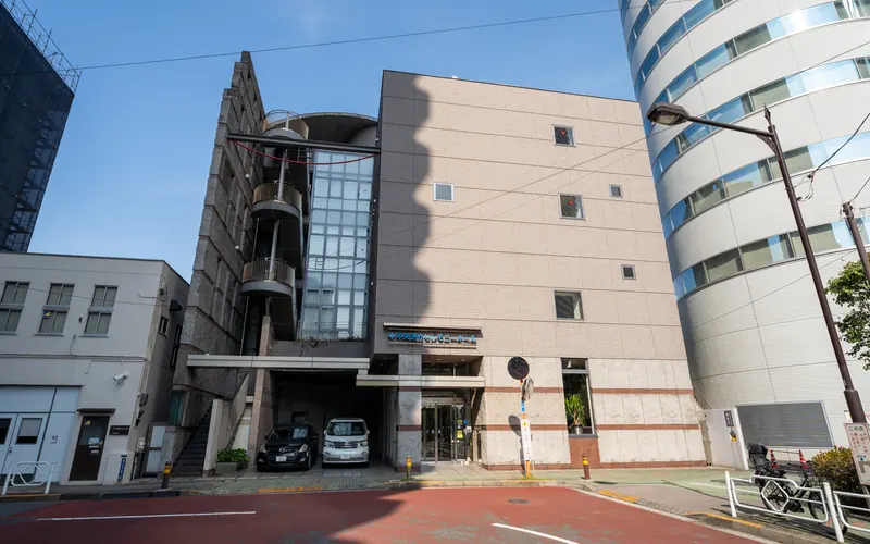中央区立セレモニーホールの建物の外観(道路から)
