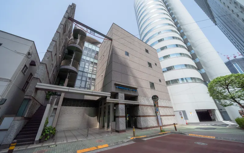中央区立セレモニーホールの建物の外観(角から)