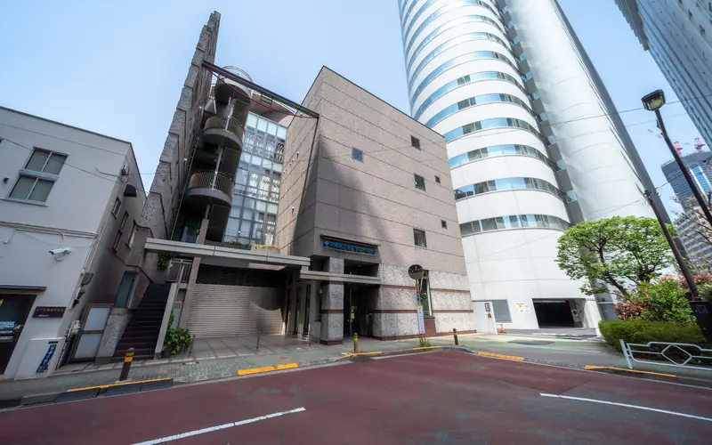 中央区立セレモニーホールの建物の外観(道路越し)