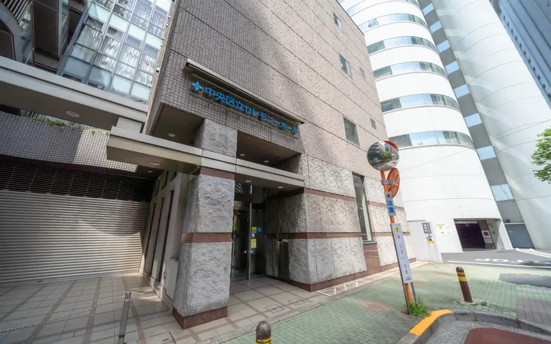 中央区立セレモニーホールの入口(右から)