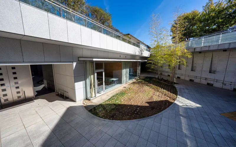 セレモニー目黒の中庭と建物（左から）