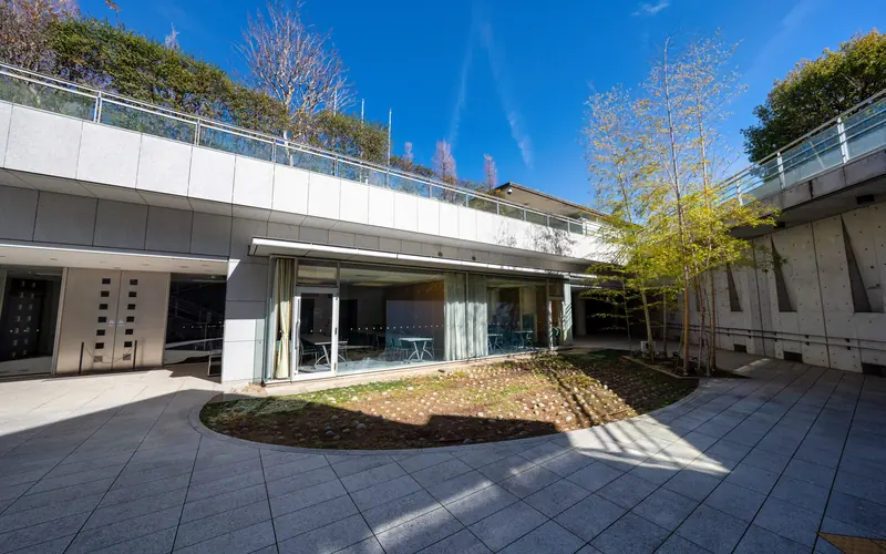 セレモニー目黒の中庭と建物(中央)