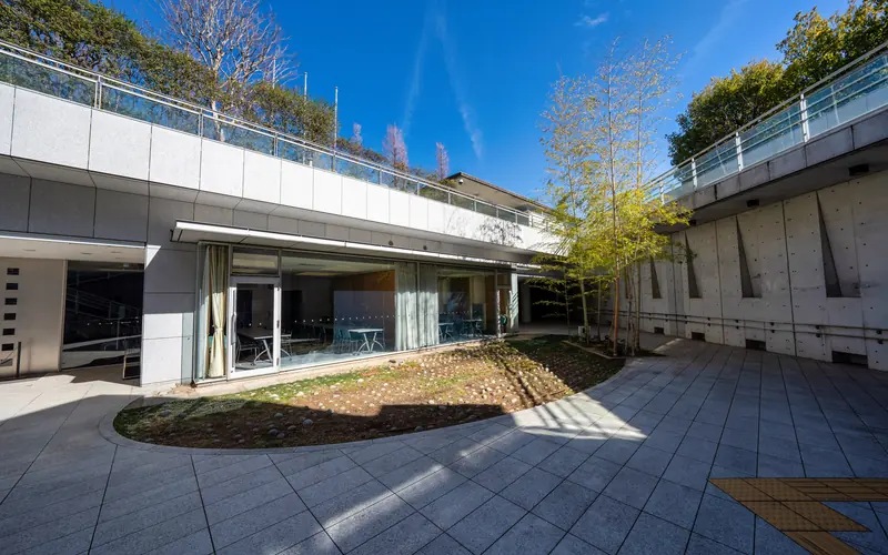 セレモニー目黒の中庭と建物(右寄り)