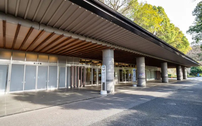 千葉市斎場の第2式場前の庇の下