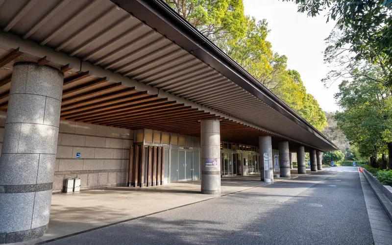 千葉市斎場の建物の外観(庇)
