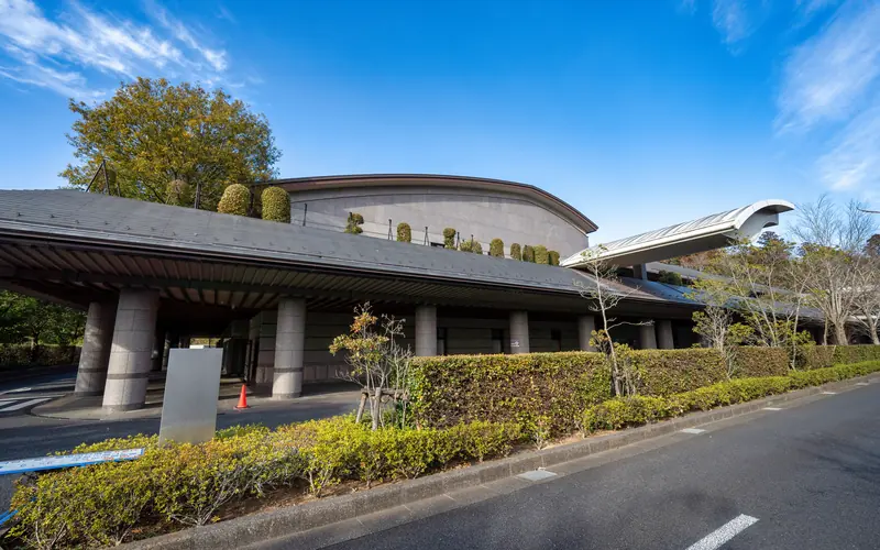 千葉市斎場の建物の外観(植込み越し)