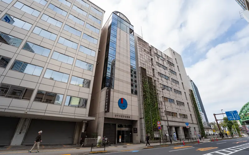 千代田万世会館の建物の全景(右から)